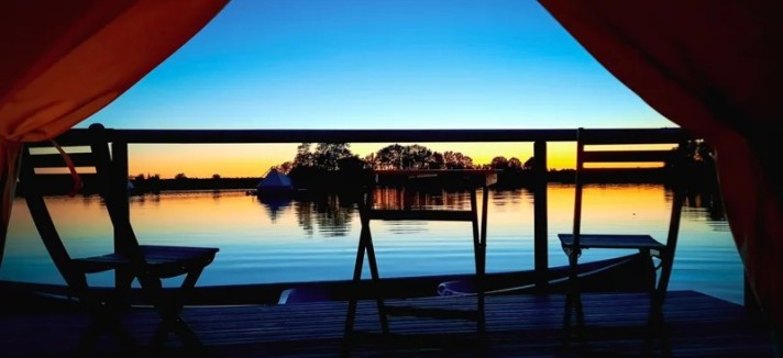 5-hotel-rafts-on-a-lake