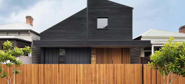 Legno naturale e pittura scura