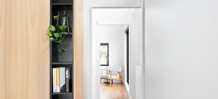 Legno e colore scuro sono una costante in tutta la casa