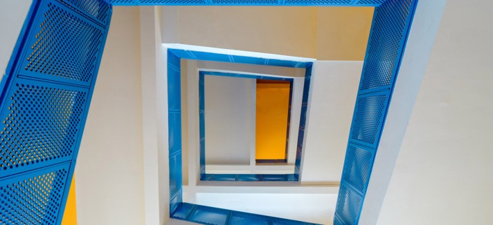 Azzurro e giallo i colori dominanti