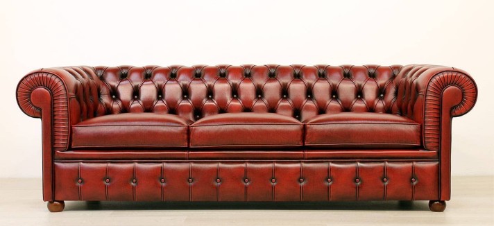 divano-chesterfield-3-posti-rosso-in-pelle-asportata-vintage-effetto-antico