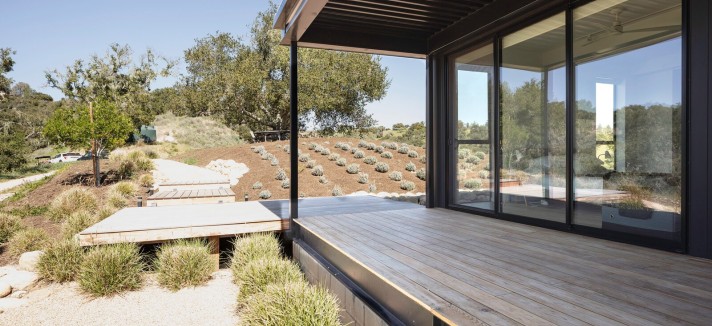 Il portico circonda gran parte della casa