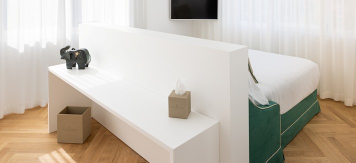 third_junior_suite_bed_tv_and_back_credits_alessandro_della_savia