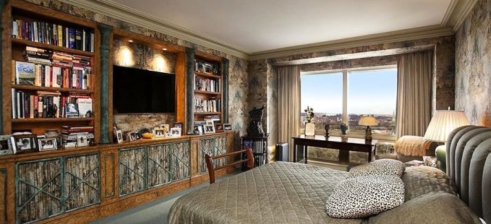 three-bedrooms-occupy-the-2500-square-foot-apartment