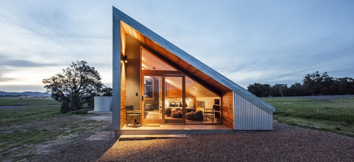 Casa prefabbricata con tetto inclinato