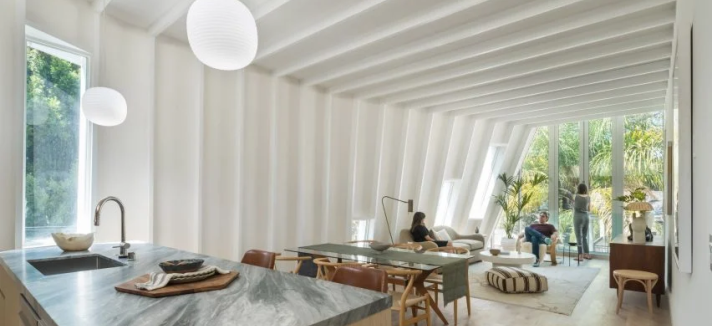 Un unico spazio per cucina e salone
