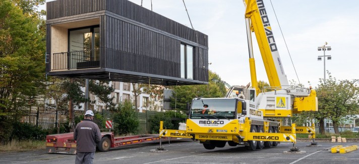 La casa è stata trasportata con una gru
