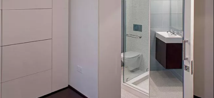 Un piccolo bagno con tutto il necessario