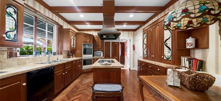Anche in cucina l'arredamento è classico
