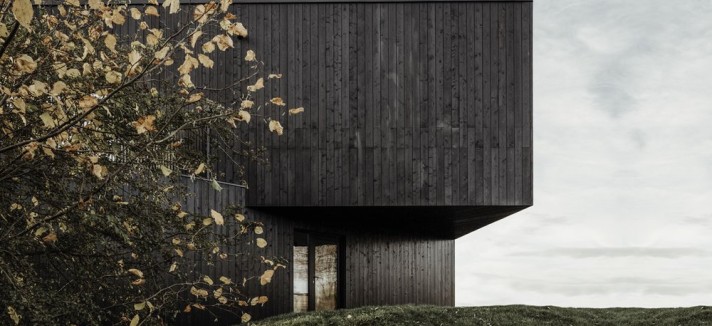 Realizzata in legno scuro