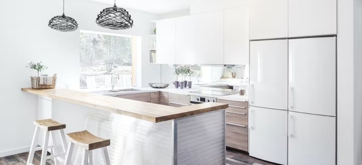 Particolari della cucina con mobili ed elettodomestici
