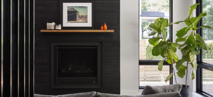 Detalle del salón con chimenea