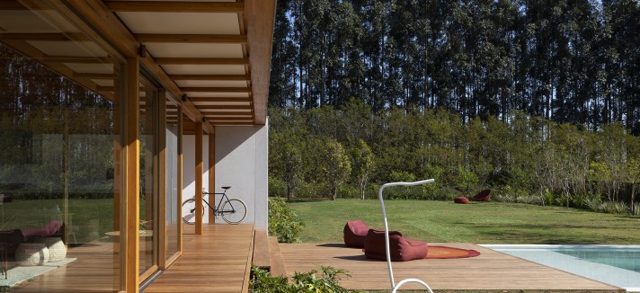 Con piscina y rodeado de árboles