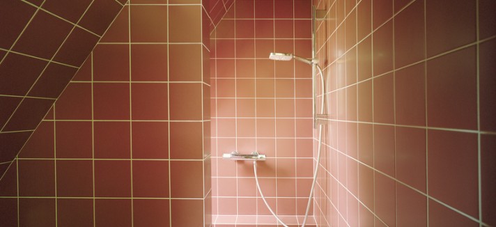 Cuarto de baño en tonos rojos
