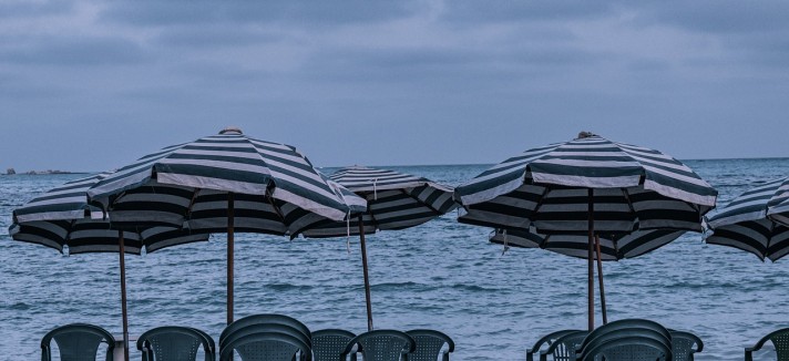 Sedie monoblocco verdi fronte mare