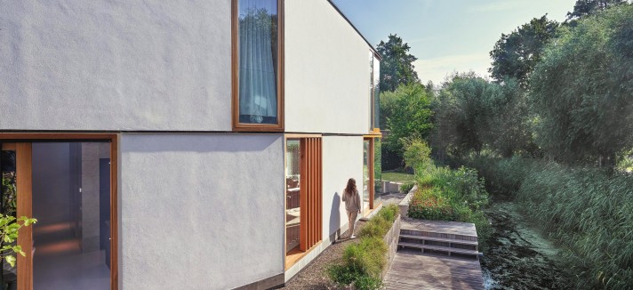 La vivienda se sitúa junto a un pequeño canal naturalizado y cuenta con un pequeño embarcadero de madera