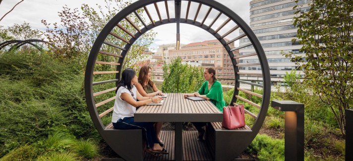 El exterior cuenta con zonas de paseo y con bancos donde poder relajarse o reunirse al aire libre.