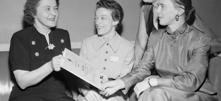 Maria Telkes sentada con miembros de la Sociedad de Mujeres Ingenieras