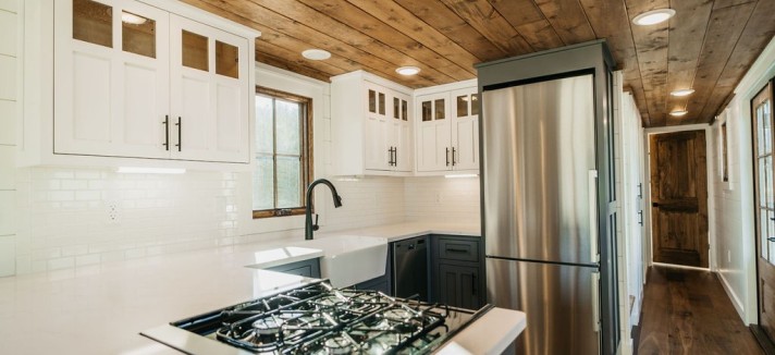 La cocina está totalmente equipada con electrodomésticos y muchos espacios de almacenamiento.