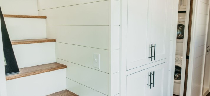 A diferencia del modelo Denali XL, aquí se dispone de una escalera para el acceso a los lofts de la planta superior.