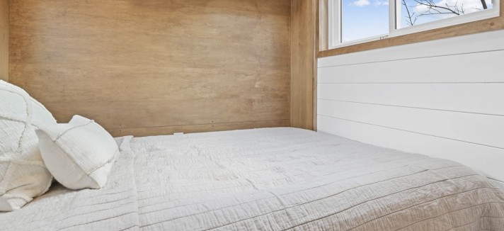 El dormitorio principal está ubicado en la parte superior del remolque, por ello, ofrece un amplio espacio para moverse y descansar.