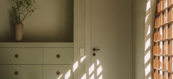 Interior con una ventana con celosía