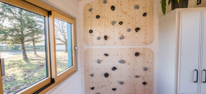 Zona de juegos con pared para escalar