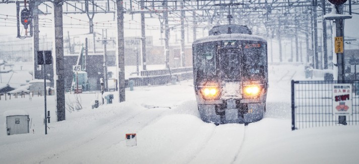 treno con neve