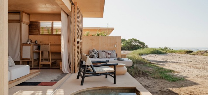 La pequeña piscina de las suites se encuentran frente a la arena de la playa.