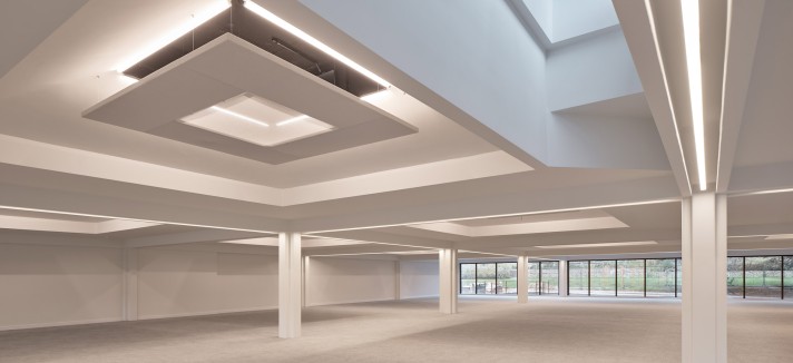 Eliminar los falsos techos permitió recuperar la esencia brutalista del edificio y, además, posibilitó su reinterpretación con una sensibilidad contemporánea.