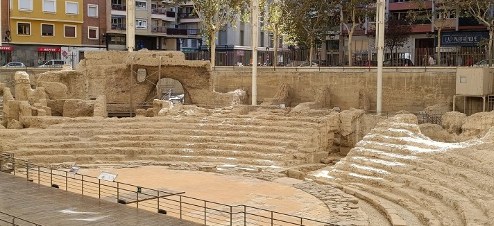 La estructura de las gradas del Teatro romano de Zaragoza están realizadas en opus caementicium.