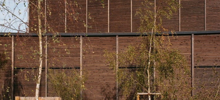 I due volumi sono rivestiti con sottili assi di legno scuro