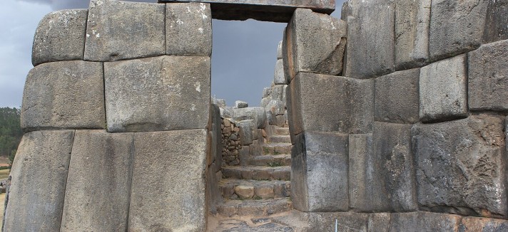 Monumental puerta en el yacimiento de Sacsayhuamán.