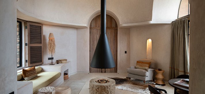 Muebles, lámparas, tejidos y decoración han sido elaborados a mano por comunidades locales.