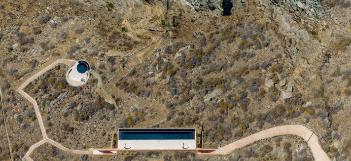 El complejo se encuentra semienterrado en un yacimiento costero de la isla de Siros.
