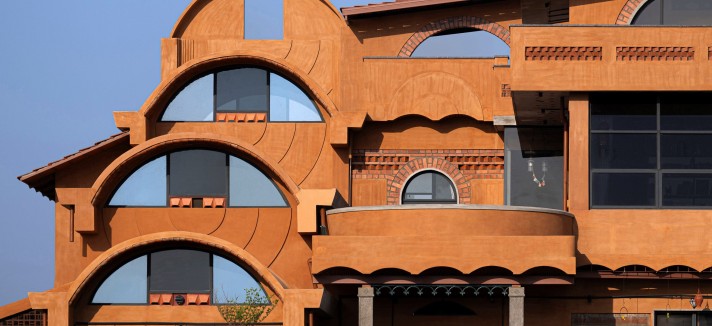 La vivienda presenta una sucesión escalonada de formas abovedadas.