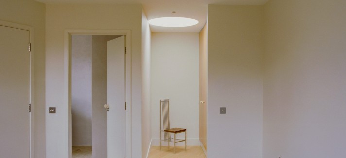 La camera da letto principale, con bagno privato, si trova al piano superiore e riceve luce naturale attraverso un lucernario circolare