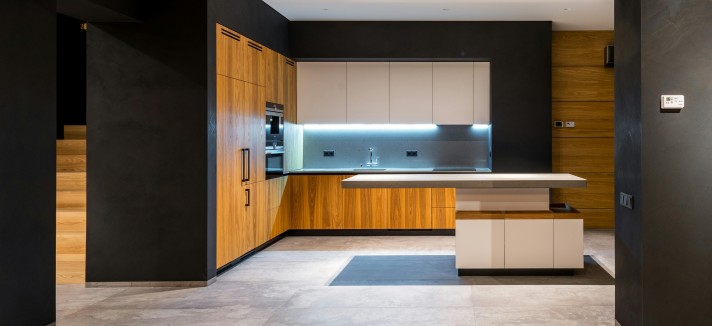 Cucina di lusso con mobili in legno
