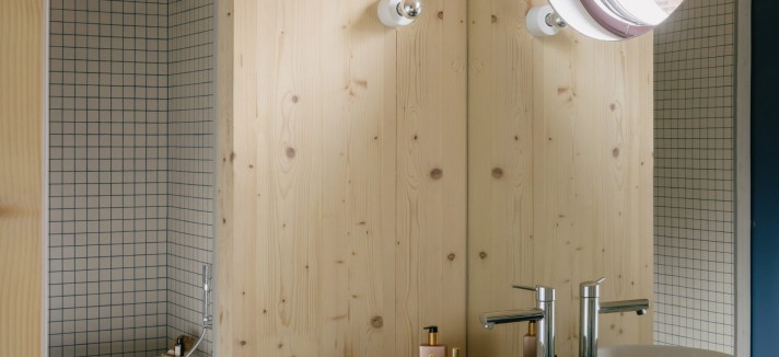 La sua struttura interna in legno lamellare a strati incrociati è visibile e conferisce una sensazione di calore