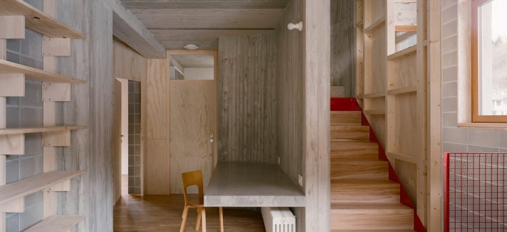 In tutta la casa sono presenti scrivanie e scaffali incassati nelle nicchie