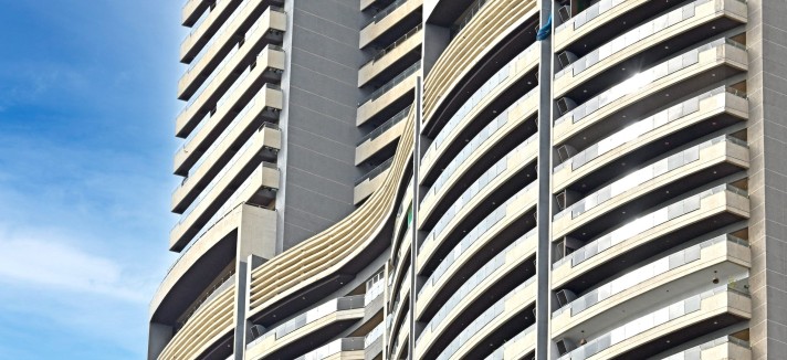 La facciata è valorizzata da terrazze curve continue e balconi incassati che creano un suggestivo gioco di ombre