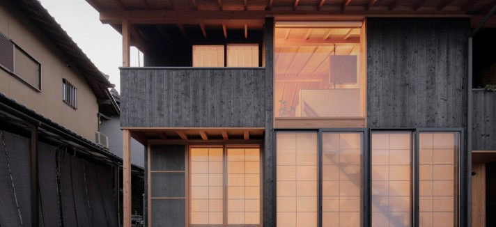 La casa a Saidera, Osaka, Giappone, è stata progettata per una famiglia di cinque persone