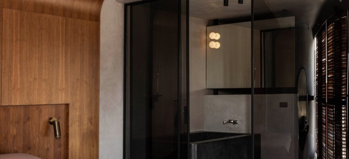 Il bagno privato è dotato di una vasca da bagno monolitica in pietra e di vetri colorati