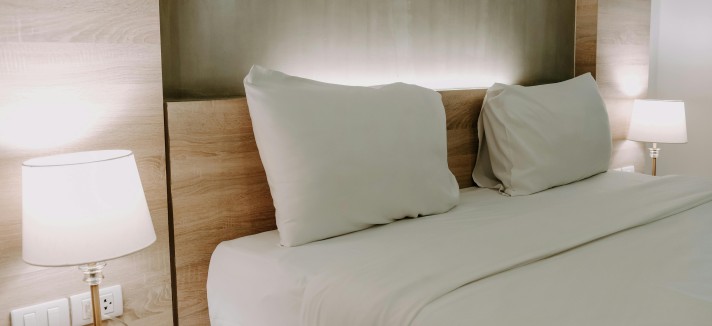 Camera da letto neutra con diverse tipologie di illuminazione