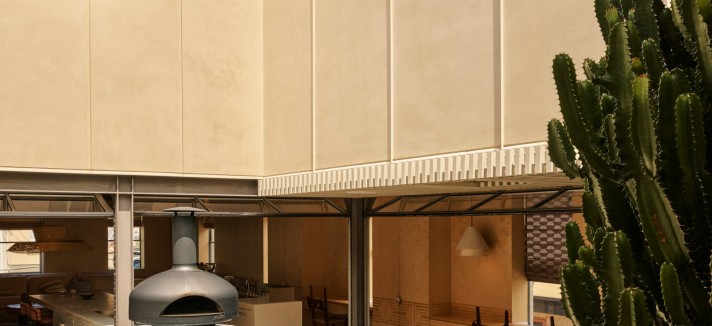 Il cortile presenta pareti intonacate con canapa e intarsi di paglia