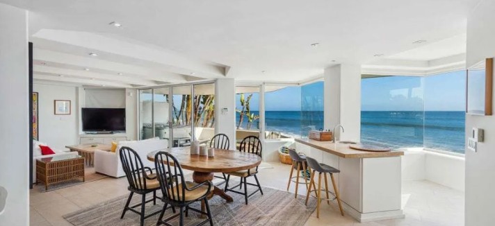 La leggenda del tennis John McEnroe mette in vendita la sua residenza sulla spiaggia di Malibu