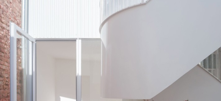 Scala curva in acciaio bianco e policarbonato ondulato