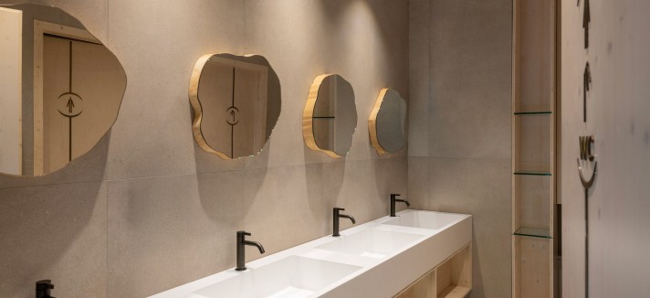 Anche nei bagni il legno non fa eccezione, venendo utilizzato per mensole e specchi