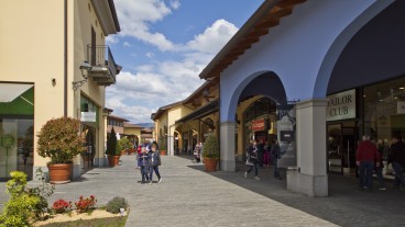 Franciacorta shoppingoutlet i Lombardy är den perfekta semesterdestinationen / Wikimedia commons