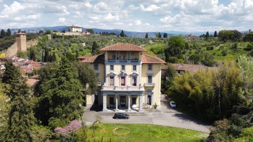Can foreign buyers purchase luxury property in Italy